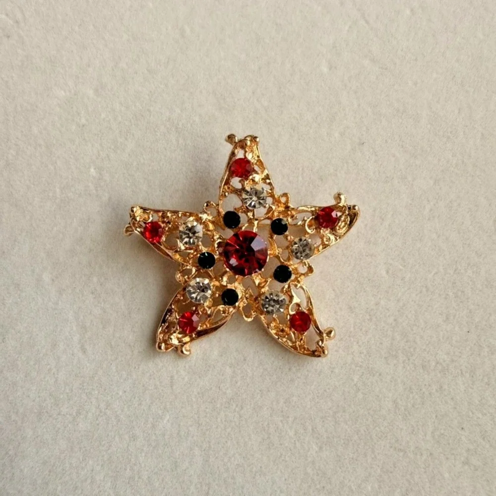 Christmas Brooch Star Red Green Rhinestone Gold Tone Jeweled Holiday Statement
